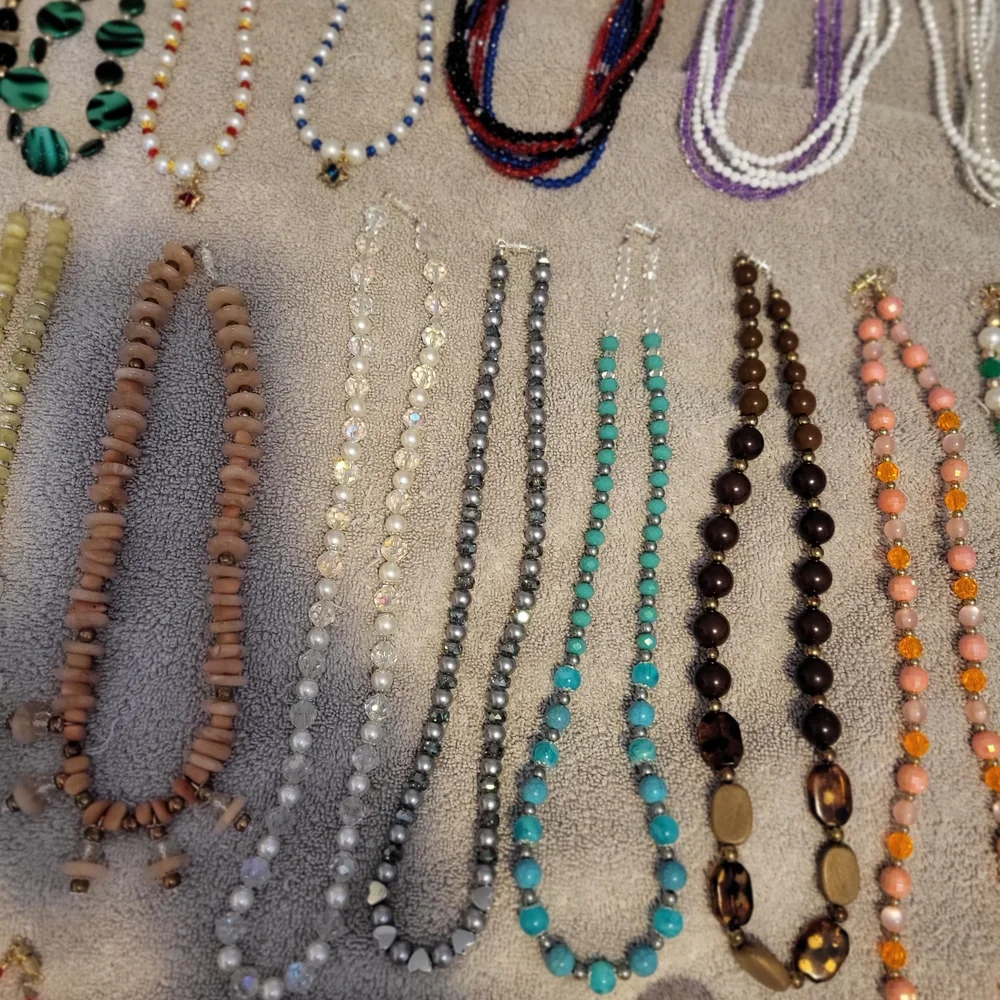 36 Ct Mixed Beaded Necklace Lot - Assorted Colors - Picture 5 of 8